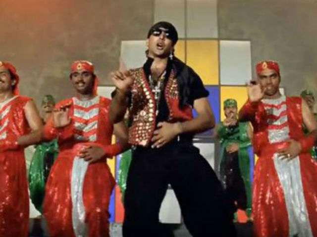 Akshay Kumar's 'Still Got Those <i>Mast Mast</i> Moves.' Agree? Twitter Does