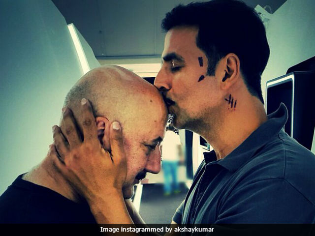 Akshay Kumar and Team <i>Naam Shabana</i> celebrated Anupam Kher's birthday a day early