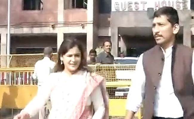 When Mulayam Singh Yadav's <i>Chhoti Bahu</i> Aparna Yadav, Son Prateek Met Yogi Adityanath