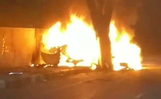 मध्य प्रदेश : कार, मोटर साइकिलों में टक्कर से वाहनों में आग, 3 जिंदा जले