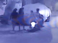 बेंगलुरु फिर शर्मसार : बीच सड़क पर महिला से छेड़छाड़, CCTV में कैद हुई घटना