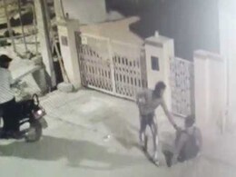 बेंगलुरू में बाइकर्स गैंग का आतंक, चाकू के बल पर युवक को लूटा, घटना CCTV में कैद बेंगलुरू में बाइकर्स गैंग का आतंक, चाकू के बल पर युवक को लूटा, घटना CCTV में कैद