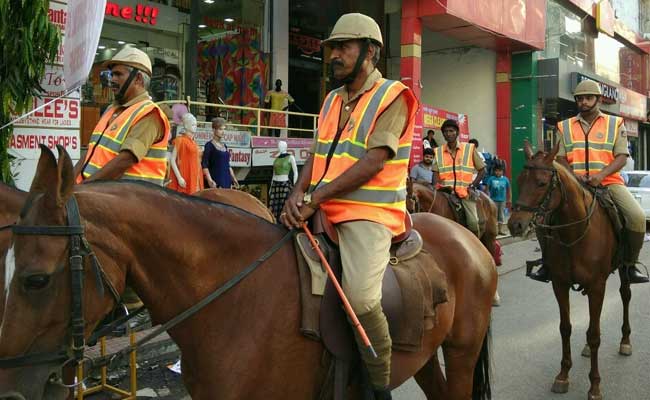 बेंगलुरु के भीड़ भरे इलाकों पर नजर रखने के लिए घुड़सवार पुलिस की तैनाती बेंगलुरु के भीड़ भरे इलाकों पर नजर रखने के लिए घुड़सवार पुलिस की तैनाती