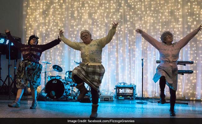 वायरल : भांगड़ा करती यह ब्रिटिश 'दादी माएं' इंटरनेट पर छाई हुई हैं..