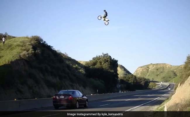 Viral Video: दिल थामकर देखिए बाइक सवार का यह स्टंट