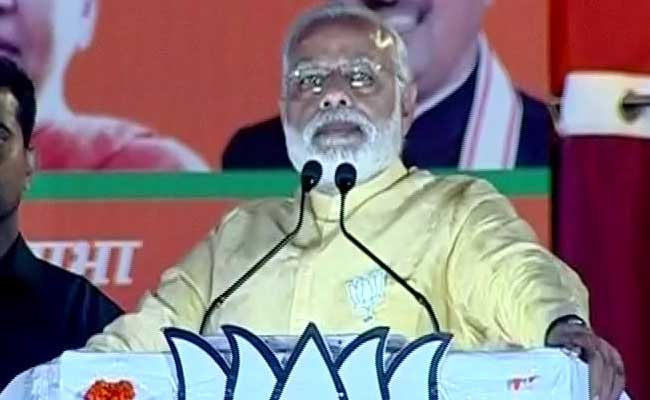 वाराणसी में रोडशो के बाद पीएम मोदी की जनसभा, कहा- विपक्ष का नारा है 'कुछ का साथ, कुछ का विकास'