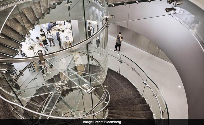 Billionaire Oppo Maker Reveals How He Toppled Apple In China