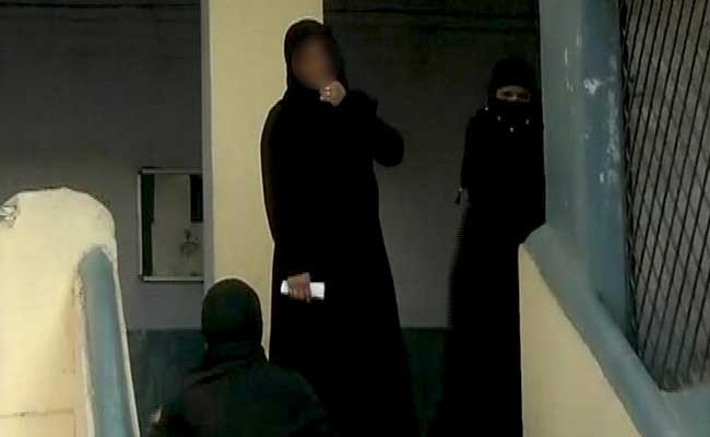 यूपी : बुर्का पहनीं मतदाताओं की पहचान के लिए बीजेपी ने की महिला पुलिस की मांग