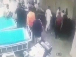 मरीज के रिश्तेदारों के हमले में डॉक्टर बुरी तरह जख्मी, एक आरोपी ने पुलिस हिरासत में फांसी लगाई मरीज के रिश्तेदारों के हमले में डॉक्टर बुरी तरह जख्मी, एक आरोपी ने पुलिस हिरासत में फांसी लगाई