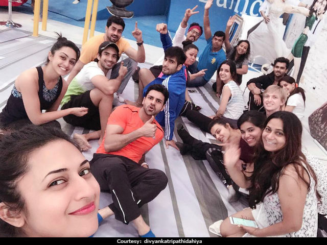 <I>Nach Baliye 8</i>: Divyanka Tripathi Shares Selfie With Vivek Dahiya And 'Rocking Team'