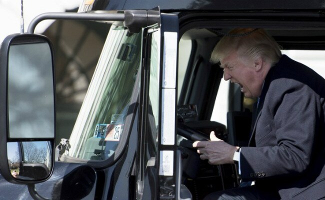 जब व्हाइट हाउस में ही ट्रक ड्राइवर बन गए डोनाल्ड ट्रंप, ट्विटर हुआ दीवाना...