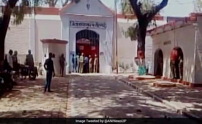 फर्रुखाबाद जेल में कैदियों का उपद्रव, जेलर सस्पेंड, 6 बंदी रक्षकों को हटाया गया