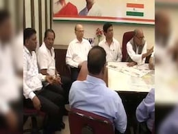 गोवा : सरकार बनाने का दावा करने के लिए CLP के सदस्य राज्यपाल से मिले गोवा : सरकार बनाने का दावा करने के लिए CLP के सदस्य राज्यपाल से मिले