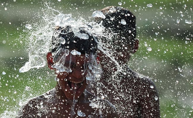 Delhi Continues To Reel Under Heat Wave, Mercury Soars To 45 Degrees