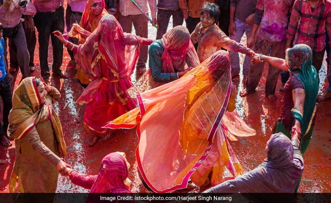 Happy Holi: हम खेलते हैं रंगों की होली, स्‍पेन में खेली जाती है टमाटर वाली होली