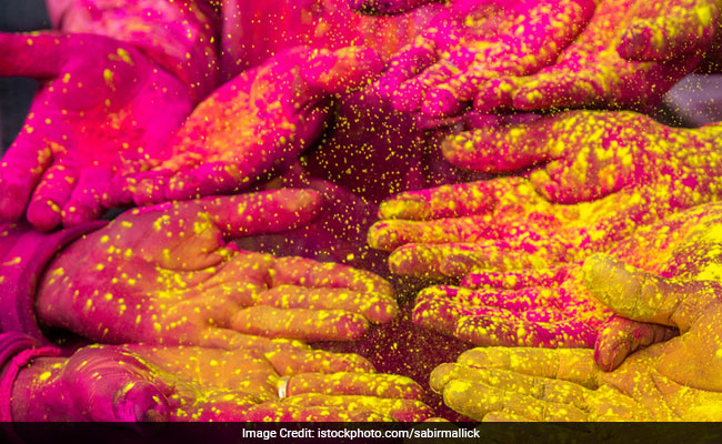 Happy Holi 2017: President Pranab Mukherjee, PM Narendra Modi Tweet Greetings