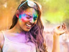 Happy Holi 2017: होली पर रंग खेलने के लिए पुराने कपड़े पहनना ज़रूरी है क्या?