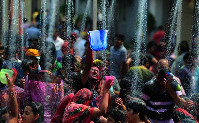 Happy Holi 2017: केमिकल वाले रंगों के डर से नहीं खेलते होली, तो घर पर ऐसे बनाएं हर्बल कलर