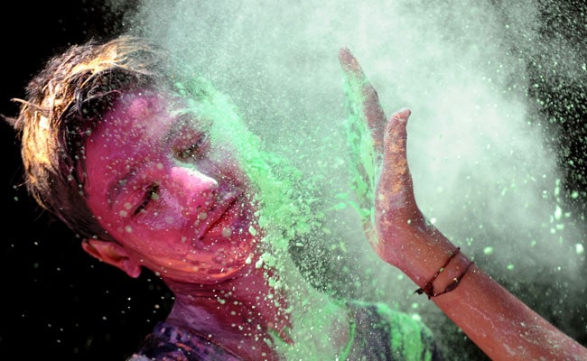 Here Are The Top 30+ Holi Inspired Pre-Wedding Shoot Ideas!