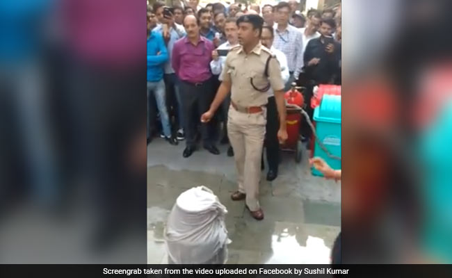 How To Put Out Fire Caused By Cylinder Leak: Delhi Cop's Video Goes Viral