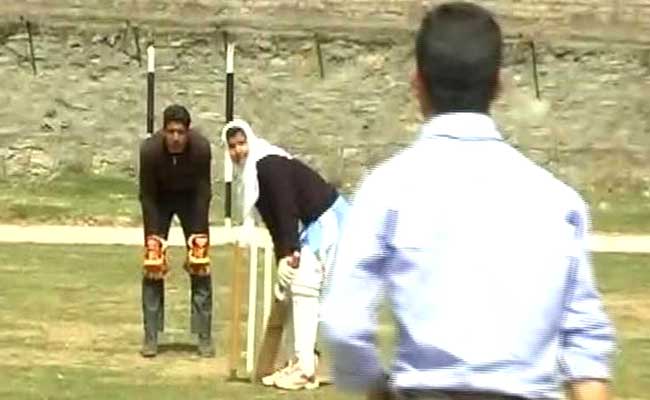 विराट कोहली की बैटिंग देखकर खेलना सीखा और कश्‍मीर की क्रिकेट सनसनी बनीं 17 साल की इकरा रसूल, देखें वीडियो..