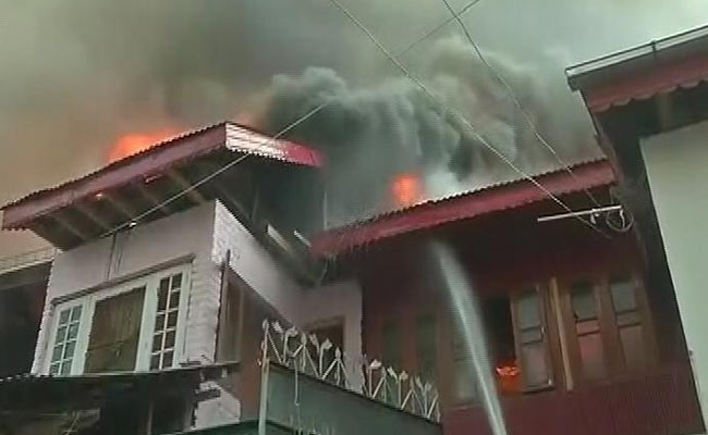 जम्मू-कश्मीर : चिनार बाग के रिहाइशी इलाके में लगी आग, कई घर जलकर हुए खाक