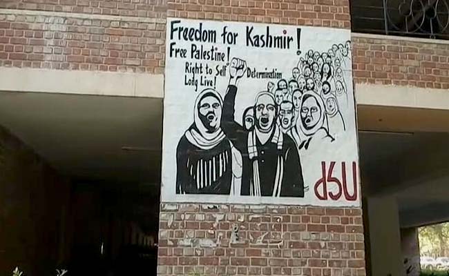 JNU फिर विवादों में, कश्मीर की आजादी से जुड़े पोस्टर लगे दिखे, माहौल गरमाया
