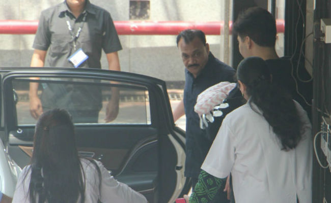 करण जौहर के बच्चों यश और रूही को अस्पताल से मिली छुट्टी, पहुंचे घर, देखें तस्वीरें