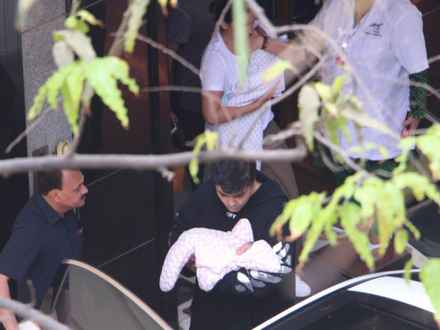 करण जौहर के यश और रूही से सबसे पहले मिलने पहुंचे उनके ये दो 'स्टूडेंट' करण जौहर के यश और रूही से सबसे पहले मिलने पहुंचे उनके ये दो 'स्टूडेंट'