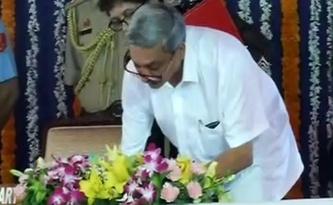 शपथग्रहण के दौरान पर्रिकर ने की बड़ी गलती, केंद्रीय मंत्री गडकरी ने दिलाया ध्यान...