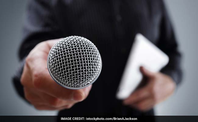 प्राइम टाइम इंट्रो : भारतीय प्रेस जोखिम उठा रहा है या सत्ता के सामने सिर झुका रहा है?