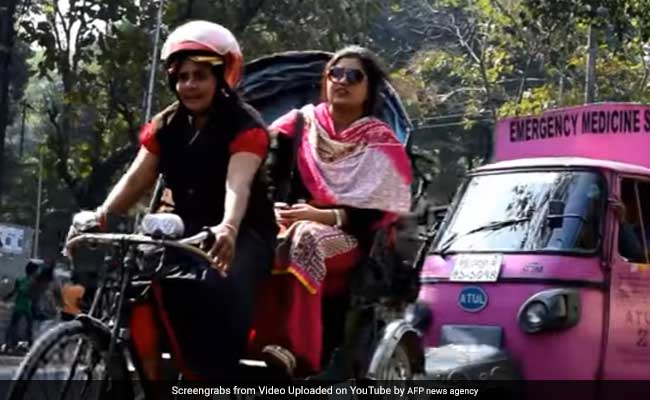 International women's day 2017: बांग्लादेश की इकलौती महिला रिक्शा चालक, कहलाती हैं 'क्रेजी आंटी'