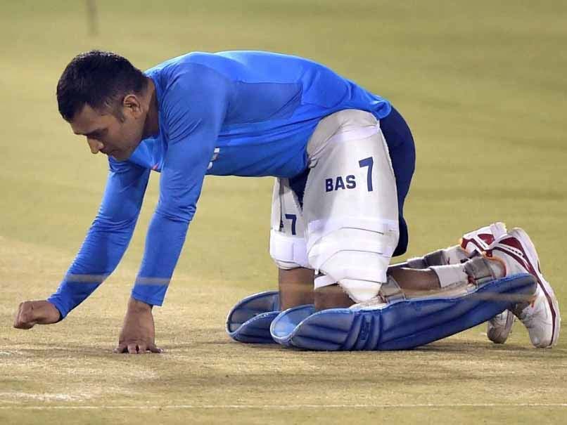 Mahendra Singh Dhoni's Surprise Check Of Ranchi Pitch Ahead Of India vs Australia 3rd Test