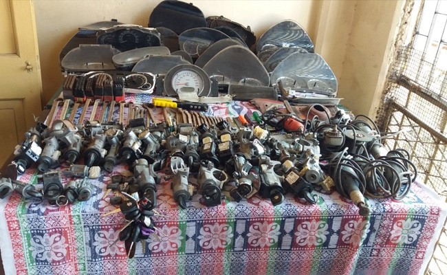 मुंबई : कारें चुराने और उनमें बदलाव करके बेचने का अजब-गजब तरीका...