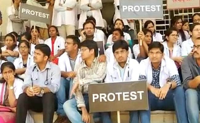 नीट-पीजी काउंसिलंग को लेकर दिल्ली के रेजीडेंट डॉक्टरों ने निर्माण भवन के बाहर किया प्रदर्शन