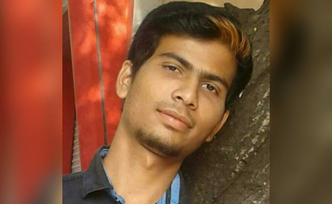 फ़ोन में खोए युवक की छत से गिरकर मौत, वकोला पुलिस कर रही है जांच