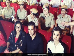 वायरल वीडियो: आखिर क्यों अक्षय कुमार को उठा कर पटक रही हैं यह लड़की? वायरल वीडियो: आखिर क्यों अक्षय कुमार को उठा कर पटक रही हैं यह लड़की?