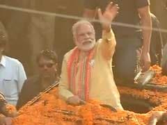 UP Elections 2017: Amid Rose Petal Shower, Slogans, PM Modi Holds Varanasi Roadshow