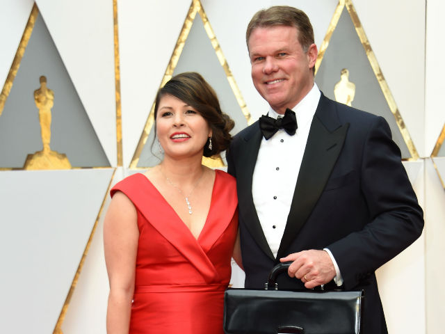 Oscars 2017: All Eyes On PwC Accountant Brian Cullinan After Envelope Debacle