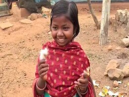 झारखंड : पेट भरने को चूहे-गिलहरी का शिकार करने के लिए मजबूर नौ साल की बच्ची झारखंड : पेट भरने को चूहे-गिलहरी का शिकार करने के लिए मजबूर नौ साल की बच्ची