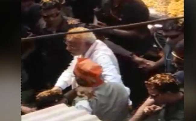 काशी में रूठे 'श्याम' को पल भर में ऐसे मना लिया पीएम मोदी ने! भीड़ से हाथ पकड़कर ले गए साथ