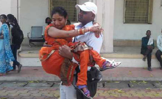 जब दिव्यांग दुल्हन को गोद में उठाकर शादी करने पहुंचा डॉक्टर दूल्हा...