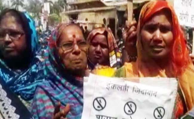 वाराणसी में शराबबंदी के लिए महिलाओं का हंगामा, शराब की दुकानों पर की तोड़ फोड़