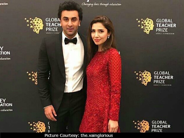 Viral: Ranbir Kapoor, Mahira Khan Spotted Catching Up Backstage At An Awards Function