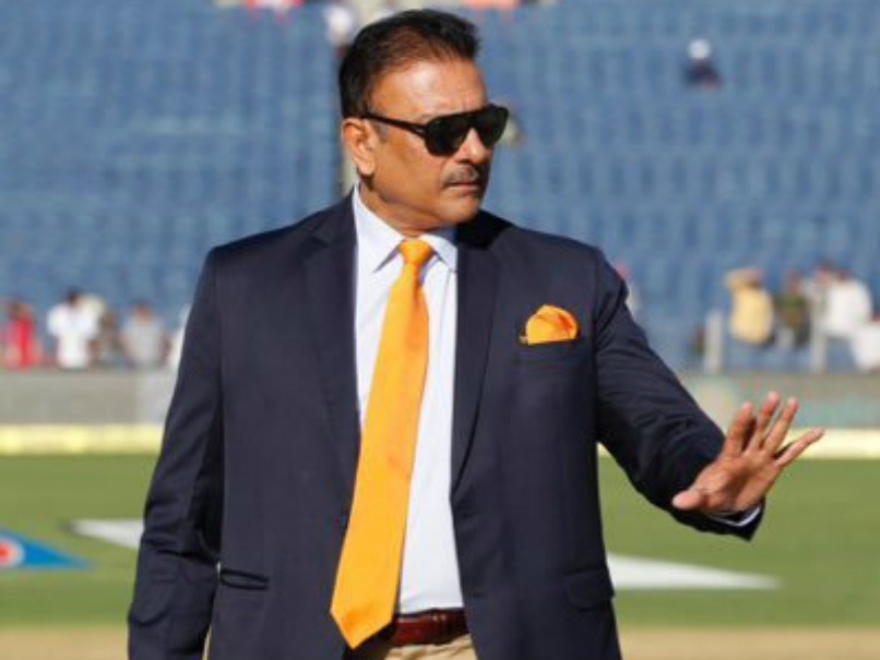 Ravi Shastri Uploads Blurred Image With Akshay Kumar, Gets Brutally Trolled On Twitter