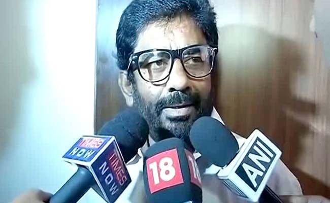 Sena MP Ravindra Gaikwad Arrives In Mumbai By Train, Meets Uddhav Thackeray