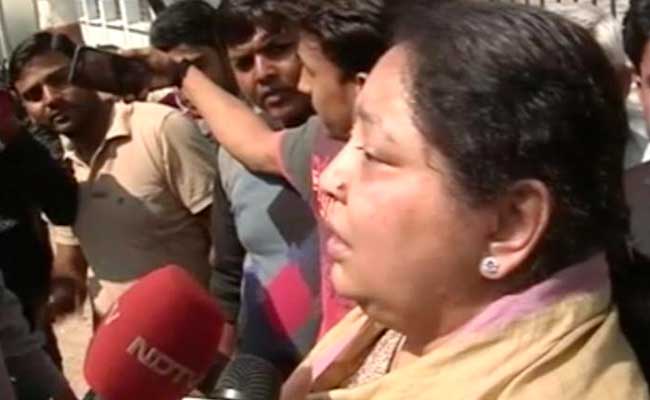 साधना हुईं भावुक- अखिलेश-डिंपल के कमरे में जाने का मन नहीं करता, मुलायम कहते हैं, टेंशन मत लो