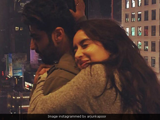 <i>Half Girlfriend</i> Poster: Arjun Kapoor, Shraddha Are Two Halves Of One Love Story <i>Half Girlfriend</i> Poster: Arjun Kapoor, Shraddha Are Two Halves Of One Love Story
