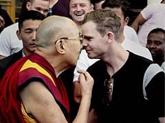 India vs Australia: Steve Smith Rubs Noses With Dalai Lama Ahead of Dharamsala Test