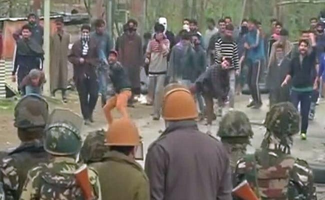 श्रीनगर: पत्‍थरबाजी कर रहे प्रदर्शनकारियों पर BSF जवानों ने चलाई गोलियां, एक की मौत